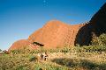 Wanderer beim Uluru Basewalk
