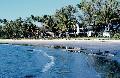 Blick vom Four Mile Beach auf das Peninsula Boutique Hotel